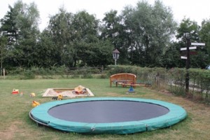 Apart speelveld met trampoline